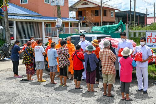 ภาพ No.51619:ประมวลภาพวัดพระธรรมกาย มูลนิธิธรรมกาย และคณะศิษยานุศิษย์ฯ ช่วยเหลือผู้ประสบภัยน้ำท่วม เขตพื้นที่ ทม.คลองหลวง