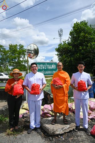 ภาพ No.51622:ประมวลภาพวัดพระธรรมกาย มูลนิธิธรรมกาย และคณะศิษยานุศิษย์ฯ ช่วยเหลือผู้ประสบภัยน้ำท่วม เขตพื้นที่ ทม.คลองหลวง