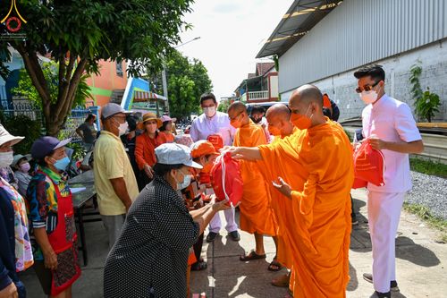 ภาพ No.51623:ประมวลภาพวัดพระธรรมกาย มูลนิธิธรรมกาย และคณะศิษยานุศิษย์ฯ ช่วยเหลือผู้ประสบภัยน้ำท่วม เขตพื้นที่ ทม.คลองหลวง