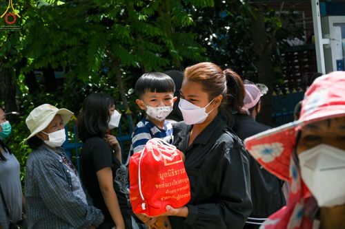 ภาพ No.51627:ประมวลภาพวัดพระธรรมกาย มูลนิธิธรรมกาย และคณะศิษยานุศิษย์ฯ ช่วยเหลือผู้ประสบภัยน้ำท่วม เขตพื้นที่ ทม.คลองหลวง