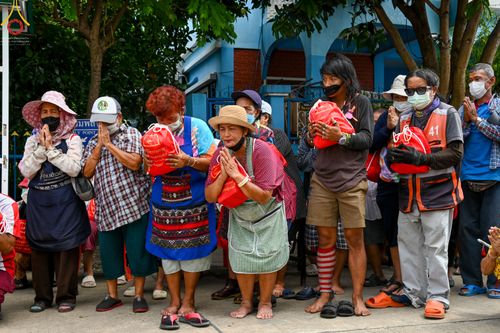 ภาพ No.51625:ประมวลภาพวัดพระธรรมกาย มูลนิธิธรรมกาย และคณะศิษยานุศิษย์ฯ ช่วยเหลือผู้ประสบภัยน้ำท่วม เขตพื้นที่ ทม.คลองหลวง