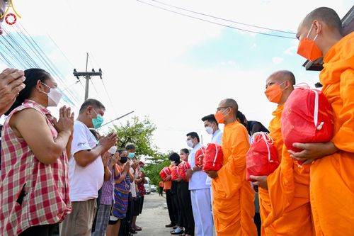 ภาพ No.51628:ประมวลภาพวัดพระธรรมกาย มูลนิธิธรรมกาย และคณะศิษยานุศิษย์ฯ ช่วยเหลือผู้ประสบภัยน้ำท่วม เขตพื้นที่ ทม.คลองหลวง