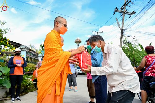 ภาพ No.51631:ประมวลภาพวัดพระธรรมกาย มูลนิธิธรรมกาย และคณะศิษยานุศิษย์ฯ ช่วยเหลือผู้ประสบภัยน้ำท่วม เขตพื้นที่ ทม.คลองหลวง