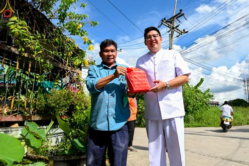 ภาพ No.51629:ประมวลภาพวัดพระธรรมกาย มูลนิธิธรรมกาย และคณะศิษยานุศิษย์ฯ ช่วยเหลือผู้ประสบภัยน้ำท่วม เขตพื้นที่ ทม.คลองหลวง