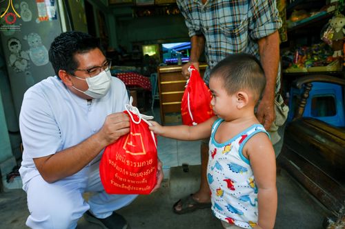 ภาพ No.51702:ประมวลภาพวัดพระธรรมกาย มูลนิธิธรรมกาย และคณะศิษยานุศิษย์ฯ ช่วยเหลือผู้ประสบภัยน้ำท่วมริมคลองสอง