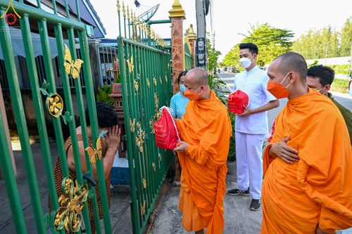 ภาพ No.51703:ประมวลภาพวัดพระธรรมกาย มูลนิธิธรรมกาย และคณะศิษยานุศิษย์ฯ ช่วยเหลือผู้ประสบภัยน้ำท่วมริมคลองสอง