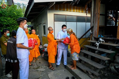 ภาพ No.51705:ประมวลภาพวัดพระธรรมกาย มูลนิธิธรรมกาย และคณะศิษยานุศิษย์ฯ ช่วยเหลือผู้ประสบภัยน้ำท่วมริมคลองสอง