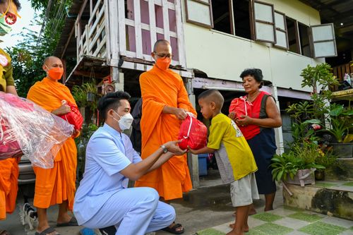 ภาพ No.51707:ประมวลภาพวัดพระธรรมกาย มูลนิธิธรรมกาย และคณะศิษยานุศิษย์ฯ ช่วยเหลือผู้ประสบภัยน้ำท่วมริมคลองสอง