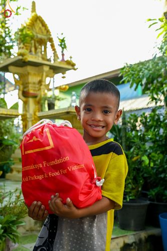 ภาพ No.51706:ประมวลภาพวัดพระธรรมกาย มูลนิธิธรรมกาย และคณะศิษยานุศิษย์ฯ ช่วยเหลือผู้ประสบภัยน้ำท่วมริมคลองสอง