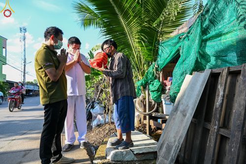 ภาพ No.51704:ประมวลภาพวัดพระธรรมกาย มูลนิธิธรรมกาย และคณะศิษยานุศิษย์ฯ ช่วยเหลือผู้ประสบภัยน้ำท่วมริมคลองสอง