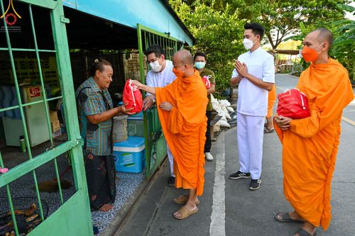 ภาพ No.51711:ประมวลภาพวัดพระธรรมกาย มูลนิธิธรรมกาย และคณะศิษยานุศิษย์ฯ ช่วยเหลือผู้ประสบภัยน้ำท่วมริมคลองสอง