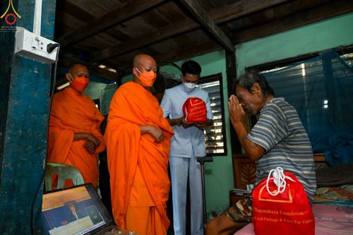 ภาพ No.51709:ประมวลภาพวัดพระธรรมกาย มูลนิธิธรรมกาย และคณะศิษยานุศิษย์ฯ ช่วยเหลือผู้ประสบภัยน้ำท่วมริมคลองสอง