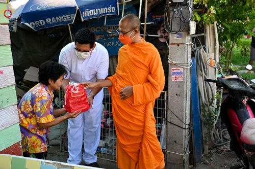 ภาพ No.51710:ประมวลภาพวัดพระธรรมกาย มูลนิธิธรรมกาย และคณะศิษยานุศิษย์ฯ ช่วยเหลือผู้ประสบภัยน้ำท่วมริมคลองสอง
