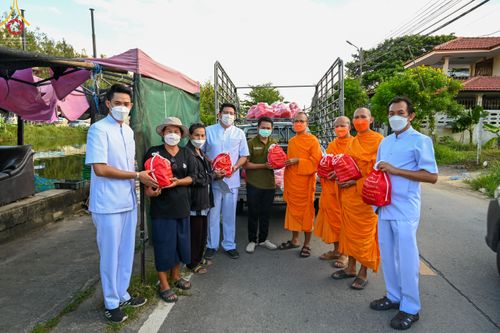 ภาพ No.51712:ประมวลภาพวัดพระธรรมกาย มูลนิธิธรรมกาย และคณะศิษยานุศิษย์ฯ ช่วยเหลือผู้ประสบภัยน้ำท่วมริมคลองสอง