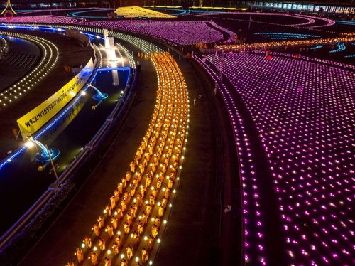 ภาพ No.224115:วันวิสาขบูชา วันอาทิตย์ที่ 11 พฤษภาคม พ.ศ. 2568 พิธีจุดวิสาขประทีป ,  พิธีเวียนประทักษิณรอบพระมหาธรรมกายเจดีย์ , พิธีฉลองชัยสวดมนต์บทธัมมจักกัปปวัตตนสูตร ครบ 7,357,000,000 จบ ณ มหารัตนวิหารคด วัดพระธรรมกาย