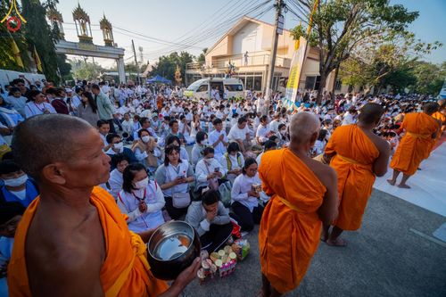 ภาพ No.197791:พิธีตักบาตรพระธรรมยาตรา ณ อนุสรณ์สถานลำดับที่ 4 สถานที่เกิดด้วยกายธรรม วัดโบสถ์(บน) ต.บางคูเวียง จ.นนทบุรี ในโครงการธรรมยาตรา กตัญญูบูชา มหาปูชนียาจารย์ พระมงคลเทพมุนี(สด จนฺทสโร) พระผู้ปราบมาร อนุสรณ์สถาน 7 แห่ง ปีที่ 13 วันที่ 19 มกราคม พ.ศ. 2568