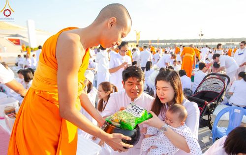 ภาพ No.187888:พิธีตักบาตรฉลองพระใหม่ ต้อนรับพุทธศักราช 2568 ณ ลานธรรมพระมหาธรรมกายเจดีย์ วัดพระธรรมกาย จ.ปทุมธานี วันที่ 1 มกราคม พ.ศ. 2568