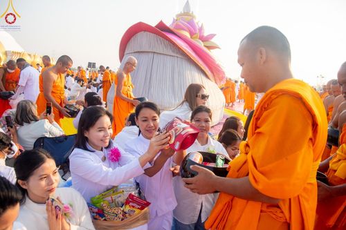 ภาพ No.201180:พิธีตักบาตรพระธรรมยาตรา ณ อนุสรณ์สถานลำดับที่ 5 สถานที่เผยแผ่วิชชาธรรมกายครั้งแรก อนุสรณ์สถานบางปลา วัดบางปลา อำเภอบางเลน จังหวัดนครปฐม ในโครงการธรรมยาตรา กตัญญูบูชา มหาปูชนียาจารย์ พระมงคลเทพมุนี(สด จนฺทสโร) พระผู้ปราบมาร อนุสรณ์สถาน 7 แห่ง ปีที่ 13