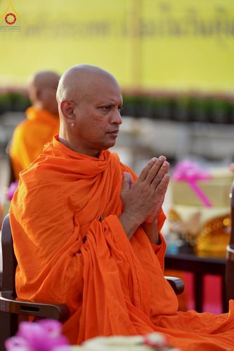 ภาพ No.221713:วันอังคารที่ 22 เมษายน พ.ศ. 2568 ภาพพิธีถวายมหาสังฆทานคณะสงฆ์ 40,000 กว่าวัดทั่วประเทศ เนื่องในวันคุ้มครองโลก ชุดที่ 2 (ปลื้มให้สมการรอคอย) ณ ลานธรรมพระมหาธรรมกายเจดีย์ วัดพระธรรมกาย