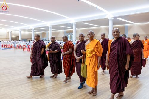 ภาพ No.60470:การต้อนรับพระสังฆาธิการ 10,000 กว่าวัดทั่วประเทศ พิธีมอบปัจจัยช่วยเหลือครู 4 จังหวัดชายแดนภาคใต้ พิธีปฏิบัติธรรม ในวันคุ้มครองโลก วันจันทร์ที่ 22 เมษายน พ.ศ.2567 ณ วัดพระธรรมกาย จ.ปทุมธานี