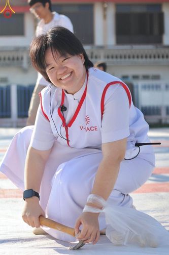 ภาพ No.205605:V.53 สารพัดV สารพัดดี ที่วัดโบสถ์บน ในโครงการธรรมยาตรา กตัญญูบูชา มหาปูชนียาจารย์ พระมงคลเทพมุนี(สด จนฺทสโร) พระผู้ปราบมาร อนุสรณ์สถาน 7 แห่ง ปีที่ 13 ระหว่างวันที่ 2-31 มกราคม พ.ศ. 2568