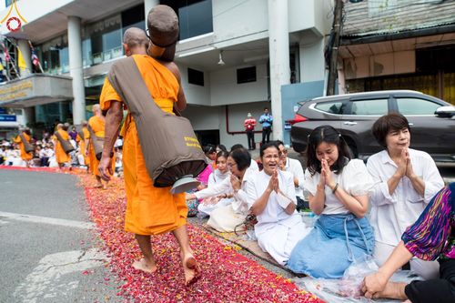 ภาพ No.128350:พิธีอัญเชิญพระบรมสารีริกธาตุ " ใจกลางเมืองนครหาดใหญ่ " เพื่อประดิษฐาน ณ มหารัตนเจดีย์สิริปทุมสวรรค์ (เจดีย์อริยพุทธะ 5 พระองค์) ศูนย์ปฏิบัติธรรมภาคใต้ อ.บางกล่ำ จ.สงขลา  วันที่ 9 มีนาคม พ.ศ.2567 (ชุดที่ 1)