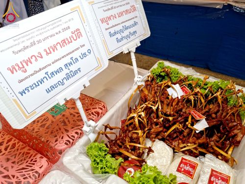 ภาพ No.203825:พิธีถวายภัตตาหารเป็นสังฆทาน แด่พระธรรมยาตรา ณ วัดพระธรรมกาย ตำบลคลองสาม อำเภอคลองหลวง จังหวัดปทุมธานี ในโครงการธรรมยาตรา กตัญญูบูชา มหาปูชนียาจารย์ พระมงคลเทพมุนี(สด จนฺทสโร) พระผู้ปราบมาร อนุสรณ์สถาน 7 แห่ง ปีที่ 13 วันที่ 30 มกราคม พ.ศ. 2568