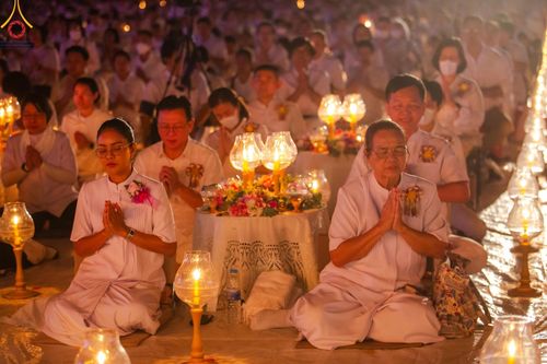 ภาพ No.192789:พิธีจุดประทีปถวายเป็นพุทธบูชา และบูชาธรรมมหาปูชนียาจารย์ ณ อนุสรณ์สถานคลองบางนางแท่น อ.สามพราน จ.นครปฐม ในโครงการธรรมยาตรา กตัญญูบูชา มหาปูชนียาจารย์ พระมงคลเทพมุนี(สด จนฺทสโร) พระผู้ปราบมาร อนุสรณ์สถาน 7 แห่ง ปีที่ 13 วันที่ 10 มกราคม พ.ศ. 2568