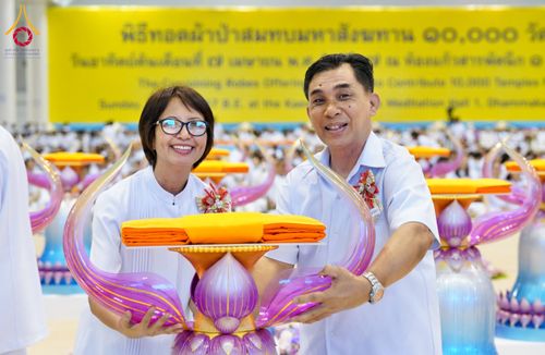 ภาพ No.134456:พิธีทอดผ้าป่าสมทบ มหาสังฆทาน 10,000 วัด ทั่วไทย วันอาทิตย์ต้นเดือนที่ 7 เมษายน พ.ศ.2567 ณ ห้องแก้วสารพัดนึก 1 สภาธรรมกายสากล  วัดพระธรรมกาย จ.ปทุมธานี