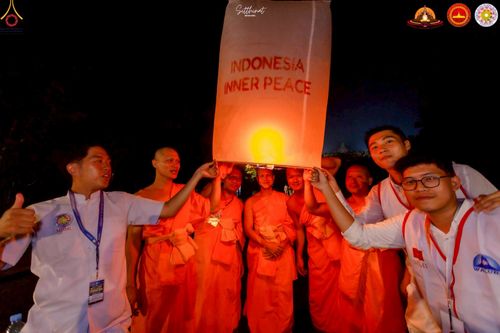 ภาพ No.224631:วันจันทร์ที่ 12 พฤษภาคม พ.ศ. 2568  ชาวพุทธในอินโดนีเซีย ร่วมฉลองวิสาขบูชาจุดประทีปกว่า 200,000 ดวง ณ พระมหาเจดีย์บรมพุทโธ  เจริญพุทธมนต์ถวาย “พระวชิรเกล้าเจ้าอยู่หัว”