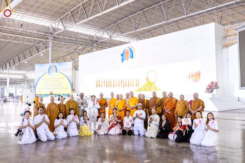 ภาพ No.207386:พิธีตักบาตร และปฏิบัติธรรมช่วงสาย ในวันมาฆบูชา วันพุธที่ 12 กุมภาพันธ์ พ.ศ. 2568 ณ วัดพระธรรมกาย จังหวัดปทุมธานี