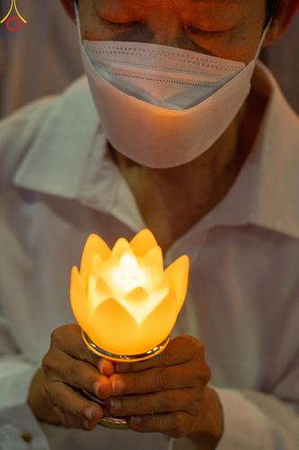 ภาพ No.201723:พิธีจุดประทีปถวายเป็นพุทธบูชา และบูชาธรรมมหาปูชนียาจารย์ ณ อาคารธรรมยาตรา กตัญญูบูชามหาปูชนียาจารย์ ตรงข้ามวัดปากน้ำภาษีเจริญ จ.กรุงเทพมหานคร ในโครงการธรรมยาตรา กตัญญูบูชา มหาปูชนียาจารย์ พระมงคลเทพมุนี(สด จนฺทสโร) พระผู้ปราบมาร อนุสรณ์สถาน 7 แห่ง