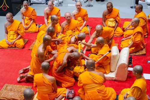 ภาพ No.159854:พิธีตัดปอยผมปลงผมนาคธรรมทายาท, พิธีบรรพชาอุปสมบทหมู่ โครงการอุปสมบทหมู่บูชาธรรม 140 ปี พระมงคลเทพมุนี (สด จนฺทสโร) ณ โบสถ์พระไตรปิฏก วัดพระธรรมกาย วันเสาร์ที่ 5 ตุลาคม พ.ศ. 2567