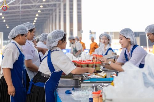 ภาพ No.58972:V.40 ภัตตาหารพระหมื่นวัด เราจัดให้ การปฏิบัติงานของเจ้าหน้าที่และอาสาสมัคร เพื่อรับบุญในการถวายภัตตาหาร แด่คณะสงฆ์ 10,000 กว่าวัดทั่วประเทศ ที่มาร่วมงานวันคุ้มครองโลก จันทร์ที่ 22 เมษายน พ.ศ. 2567 ณ วัดพระธรรมกาย