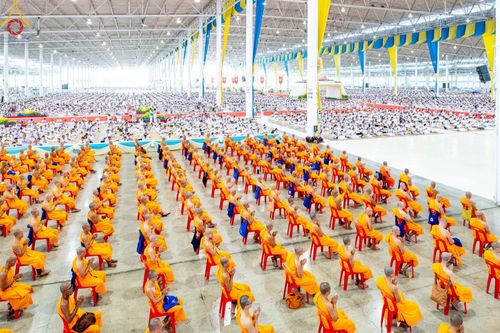 ภาพ No.167645:พิธีตักบาตรและพิธีบูชาข้าวพระ ในวันอาทิตย์ที่ 3 พฤศจิกายน พ.ศ. 2567 ณ วัดพระธรรมกาย