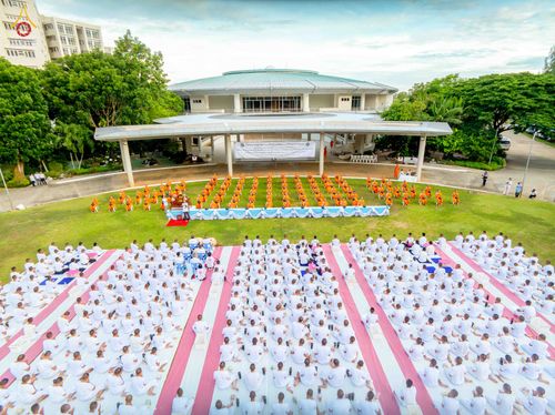 ภาพ No.340974:วันที่ 26 กรกฎาคม พ.ศ. 2569 โครงการพัฒนาคุณธรรม จริยธรรม สำหรับนักเรียนนายสิบตำรวจ (นสต.) รุ่นที่ 17 ศูนย์ฝึกอบรมตำรวจภูธรภาค 1 ได้จัดกิจกรรม ตักบาตรเพื่อน้อมอุทิศถวายเพื่อเป็นพระราชกุศลฯ  และปฏิบัติธรรม ติวธรรมมะ ณ ศูนย์ปฏิบัติธรรมเวิล์ดพีช วัลเล่ย์ (Wo