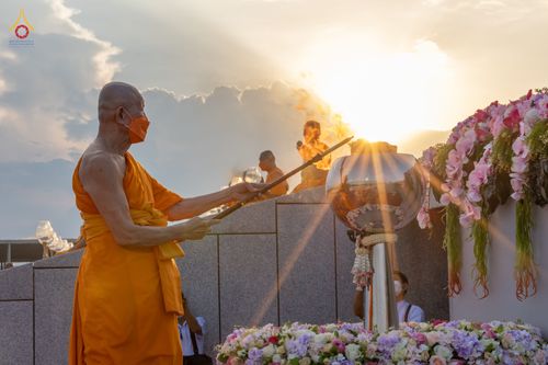 ภาพ No.81736:พิธีจุดวิสาขประทีปและเวียนประทักษิณ เนื่องในวันวิสาขบูชา วันเสาร์ที่ 3 มิถุนายน 2566 ณ ลานธรรมพระมหาธรรมกายเจดีย์ วัดพระธรรมกาย จ.ปทุมธานี