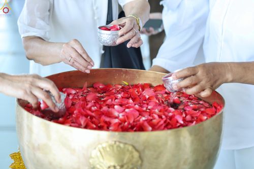 ภาพ No.322257:วันที่ 13 เมษายน พ.ศ.2569 สาธุชนสรงน้ำพระ เนื่องในวันสงกรานต์ ณ หอฉันคุณยายอาจารย์ วัดพระธรรมกาย