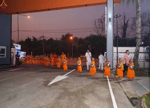 ภาพ No.321004:วันอาทิตย์ที่ ๑๒ เมษายน พ.ศ ๒๕๖๙ พิธีตักบาตรปี๋ใหม่เมืองพระภิกษุสงฆ์ ๓๓๙ รูป  อุทิศถวายพระราชกุศลสมเด็จพระนางสิริกิติ์  พระบรมราชินีนาถ พระบรมราชชนนีพันปีหลวง และฉลองเมืองแม่แตงครบรอบ ๑๑๙ ปี ณ ลานโรงแรมแอร์ไดมอนด์ อำเภอแม่แตง จังหวัดเชียงใหม่