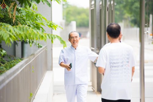 ภาพ No.330474:วันที่ 30 พฤษภาคม พ.ศ.2569 พิธีตัดปอยผมและปลงผม อุบาสกอุปสมบทอุทิศชีวิต 11 ท่าน (ภาพชุดที่ 2) ณ โบสถ์พระไตรปิฎก วัดพระธรรมกาย จังหวัดปทุมธานี