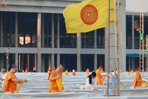 ภาพ No.321927:วันที่ 11-12 เมษายน พ.ศ.2569 การเตรียมงาน มัดถุงน้ำ , ผูกผ้าระบาย , เตรียมจุดฉันภัตตาหาร เพื่องานถวายมหาสังฆทาน 40,000 กว่าวัดทั่วประเทศ วันคุ้มครองโลก 22 เมษายน พ.ศ.2569 วัดพระธรรมกาย