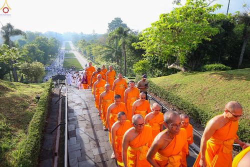 ภาพ No.330027:วันที่ 27-29 พฤษภาคม พ.ศ.2569 MBMI Tangerang (Majelis Agama Buddha Mahanikaya) ได้มีการเตรียมงานเพื่อจัดงานวิสาขบูชานานาชาติ  ชึ่งในงานจะมีการจุดประทีปโคมลาน โคมลอย กว่า 20,000 ดวง  เพื่อน้อมถวายเป็นพุทธบูชา และเพื่อเป็นการกระชับสัมพันธมิตรภาพ