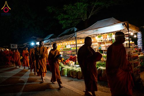 ภาพ No.285860:วันเสาร์ที่ 13 ธันวาคม พ.ศ.2568 พิธีตักบาตรพระภิกษุสามเณร 1,000 รูป ณ บริเวณหน้าอุทยานแห่งชาติเขาใหญ่ อำเภอปากช่อง จ.นครราชสีมา