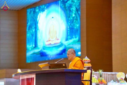 ภาพ No.337946:วันอาทิตย์ต้นเดือน 5 กรกฎาคม พ.ศ.2569 สัมมนาพิเศษ พิธีมอบพระของขวัญ ณ ห้องแก้วสารพัด1 วัดพระธรรมกาย