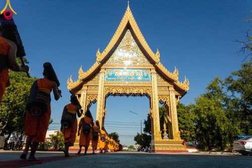 ภาพ No.106100:พิธีต้อนรับพระธรรมยาตรา ชุด 2 ในโครงการธรรมยาตรากตัญญูบูชา มหาปูชนียาจารย์  พระมงคลเทพมุนี(สด จนฺทสโร) พระผู้ปราบมาร  อนุสรณ์สถาน 7 แห่ง ปีที่ 12  วันที่ 3 มกราคม พ.ศ. 2567  ณ อนุสรณ์สถานโลตัสแลนด์ จ.สุพรรณบุรี