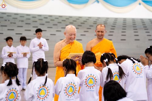 ภาพ No.338904:วันอาทิตย์ที่ 12 กรกฎาคม พ.ศ.2569 พิธีมุทิตาผู้สอบได้เปรียญธรรม ประโยค 1-2 ถึง ป.ธ.9 และ บ.ศ.1-2 ถึง บ.ศ.6 สำนักศาสนศึกษาวัดพระธรรมกาย ประจำปี 2569, พิธีมอบตราตั้งแต่งตั้งอาจารย์ใหญ่ สำนักศาสนศึกษาวัดพระธรรมกาย
