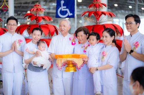 ภาพ No.92214:พิธีทอดกฐินธรรมชัยเพื่อสร้างอาคาร 115 ปี คุณยายอาจารย์มหารัตนอุบาสิกาจันทร์ ขนนกยูง อาทิตย์ต้นเดือนที่ 5 พฤศจิกายน พ.ศ. 2566 ณ วัดพระธรรมกาย จ.ปทุมธานี