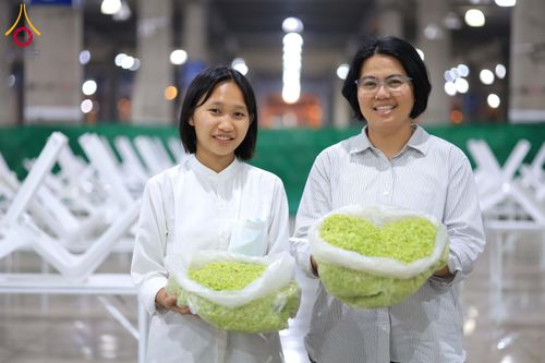 ภาพ No.303308:วันที่ 15-21 มกราคม พ.ศ.2569 ปลิดกลีบดอกเบญจทรัพย์ เพื่อโปรยต้อนรับพระธรรมยาตรา ในโครงการธรรมยาตรา กตัญญูบูชา มหาปูชนียาจารย์ พระมงคลเทพมุนี(สด จนฺทสโร) พระผู้ปราบมาร อนุสรณ์สถาน 7 แห่ง ปีที่ 14 ณ วิหารคด วัดพระธรรมกาย