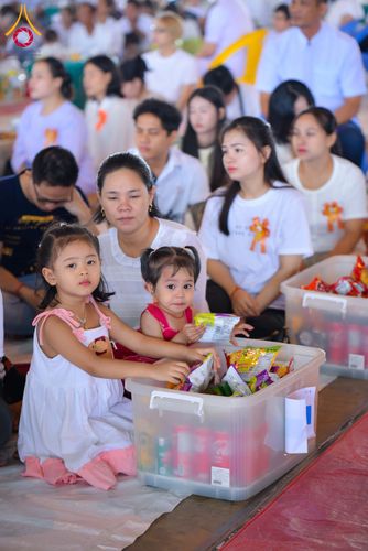 ภาพ No.320748:วันที่ 11 เมษายน พ.ศ.2569 พิธีตักบาตรฉลองสามเณรใหม่ โครงการบรรพชาสามเณรกล้าตะวัน ณ มหารัตนวิหาคด คอร์ 25 ชั้น 2 วัดพระธรรมกาย