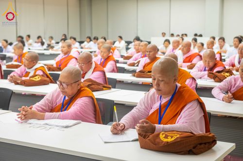 ภาพ No.325350:วันที่ 24 เมษายน พ.ศ.2569  หลวงพ่อทัตตชีโว รองเจ้าอาวาสวัดพระธรรมกาย ถวายการต้อนรับและปฏิสันถารคณะแม่ชีชาวเมียนมา